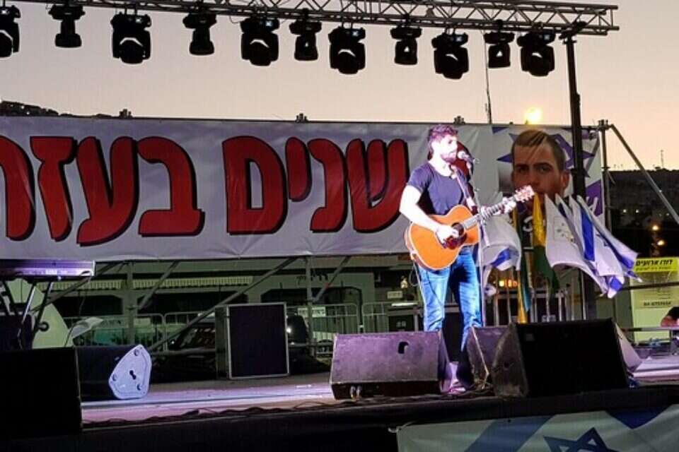 הזמר עידן עמדי בהופעה למען אורון שאול // צילום: דני ברנר // הזמר עידן עמדי בהופעה למען אורון שאול // צילום: דני ברנר ,