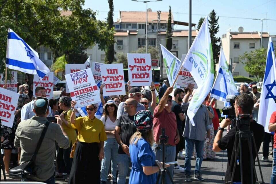 המחאה מול ביתו של שר הביטחון בני גנץ , מאיר אליפור