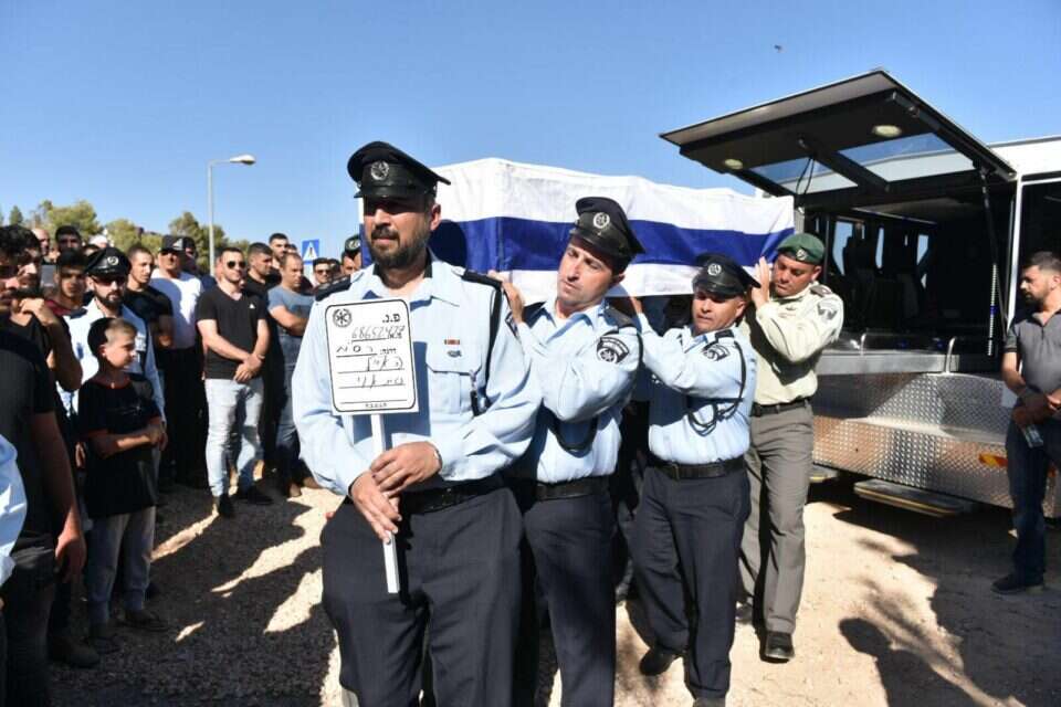 שוטרים נושאים את ארונו של השוטר רס״מ כמיל שנאן // צילום: דוברות משטרת ישראל  , 