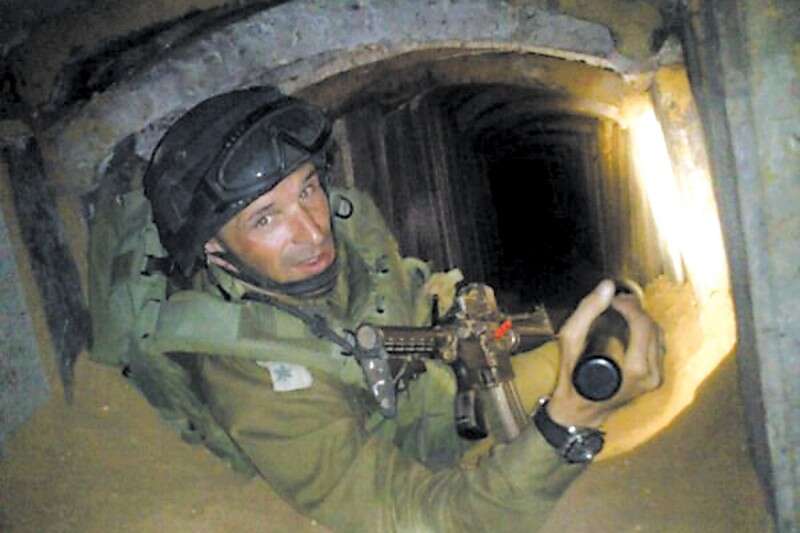 אל"מ מקס נודלמן במנהרה של חמאס במהלך צוק איתן
