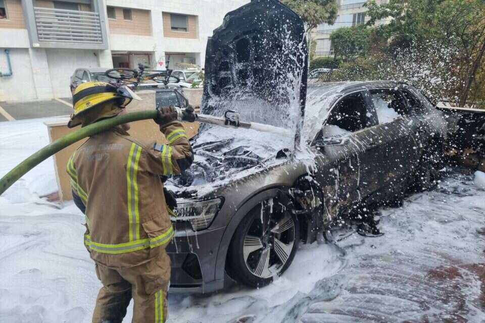 An electric vehicle went up in flames in Kiryat Israel today The