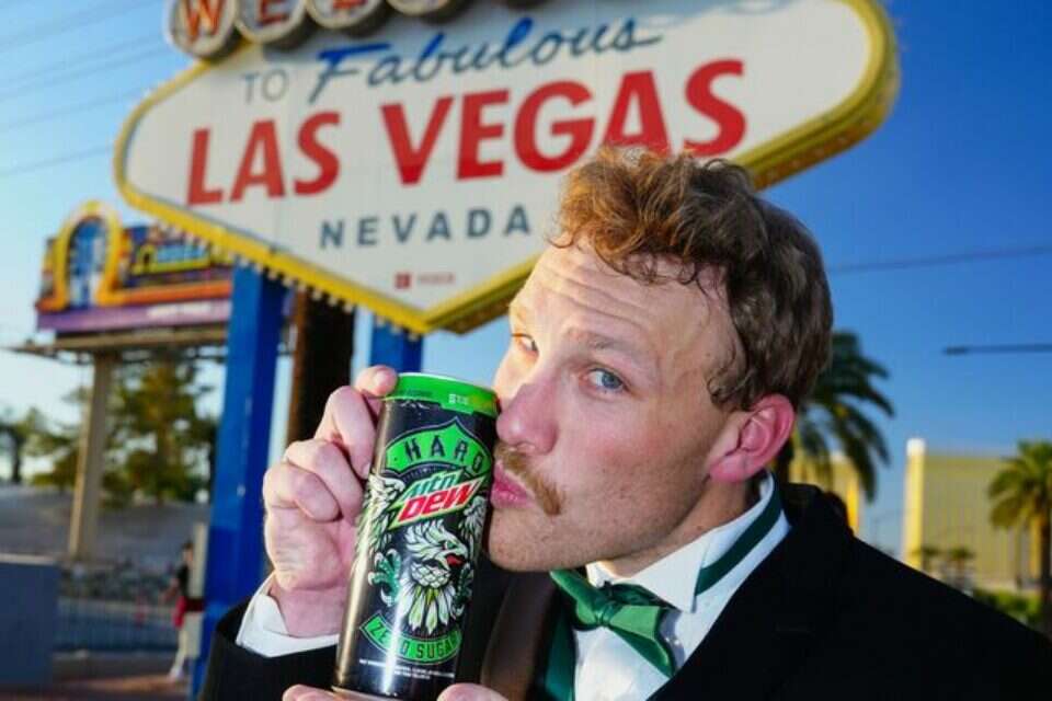 גבר שהתחתן עם פחית מאונטן דיו , Eric Jamison/AP Images for HARD MTN DEW