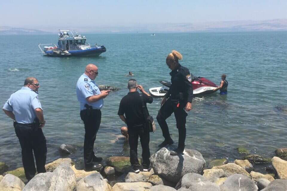 כוחות בחוף הכינרת סורקים אחר הנעדר // צילום: דוברות המשטרה , 