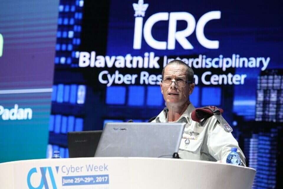 עומד בחזית. האלוף פדן // צילום: חן גלילי // עומד בחזית. האלוף פדן // צילום: חן גלילי , 