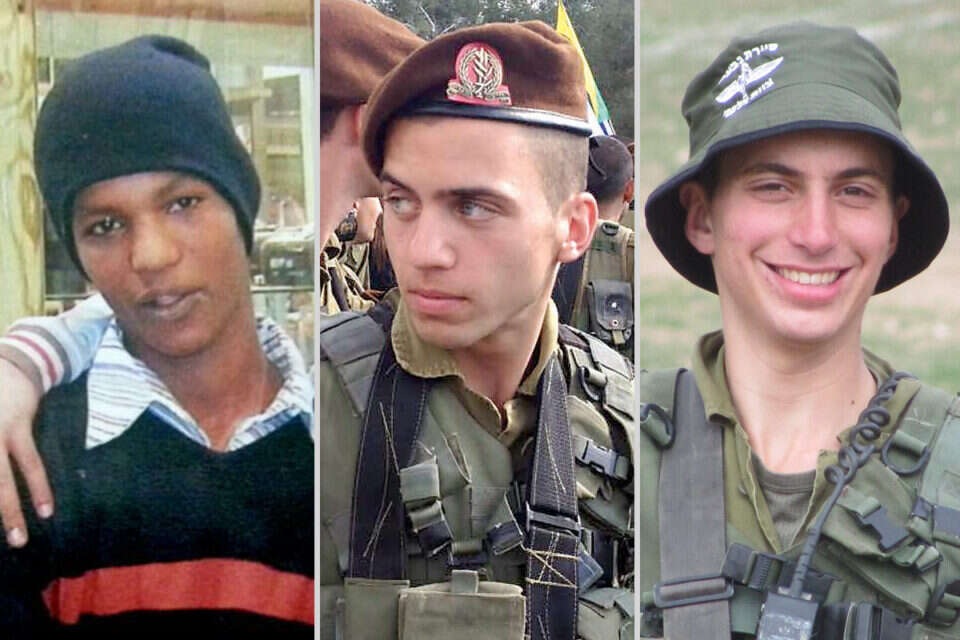 מימין לשמאל: החיילים החטופים הדר גולדין ז"ל ואורון שאול, והשבוי אברה מנגיסטו , 