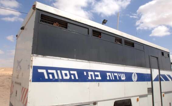 אסירי חמאס מובלים על ידי שירות בתי הסוהר // צילום: דודו גרינשפן