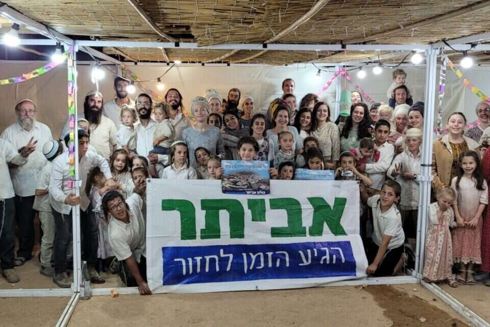 תושבי אביתר בסוכת המחאה שהקימו בצומת תפוח ,