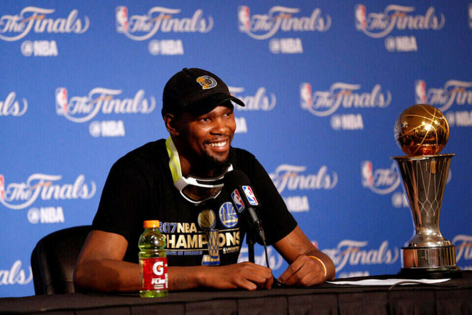 צילום: USA Today Sports // דוראנט וגביע ה-MVP. "מאמין בעצמי, מאמין במשחק" , 