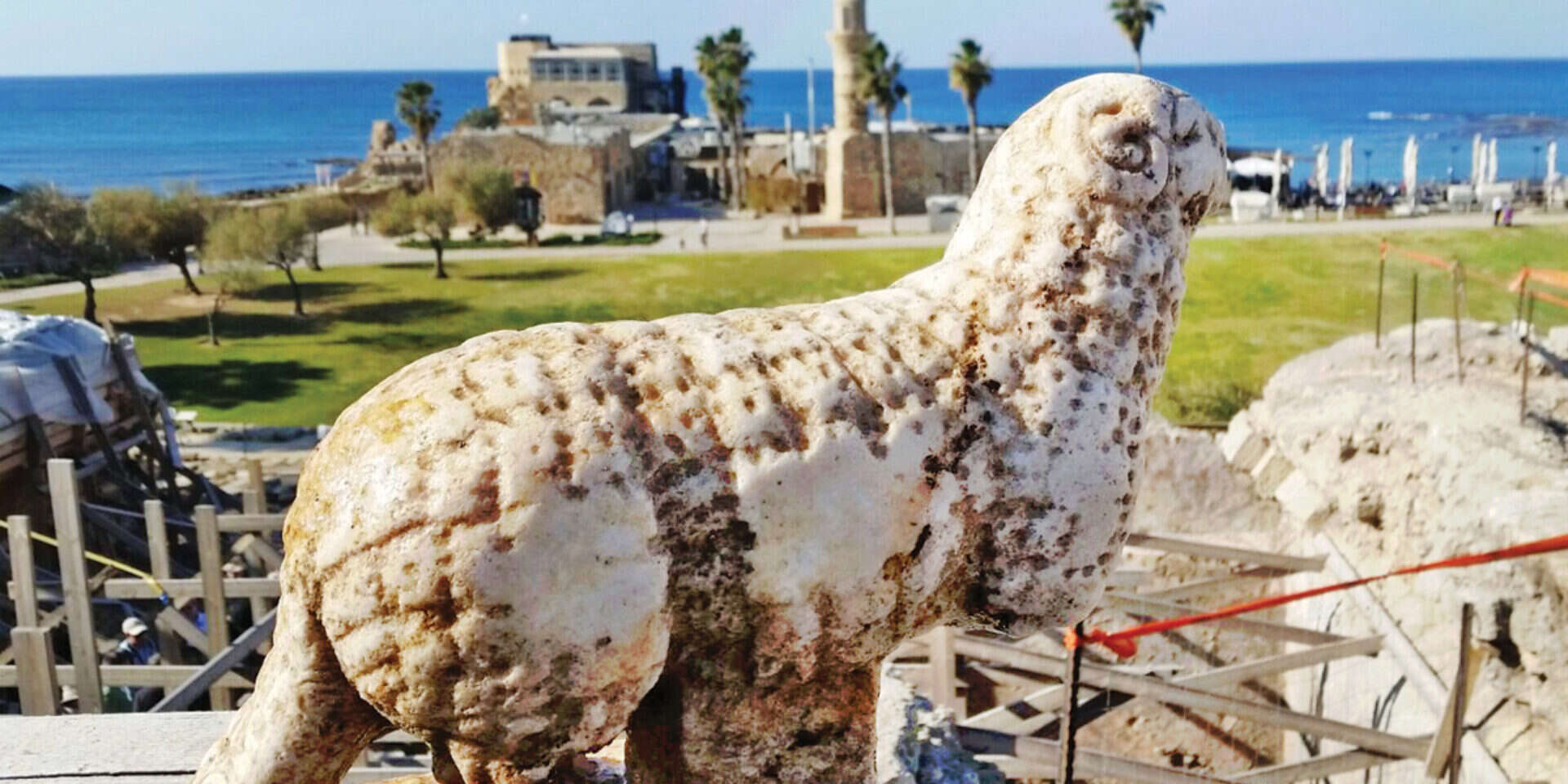 פסל איל שהתגלה בסמוך לחזית במת המקדש // צילום: החברה לפיתוח קיסריה ,