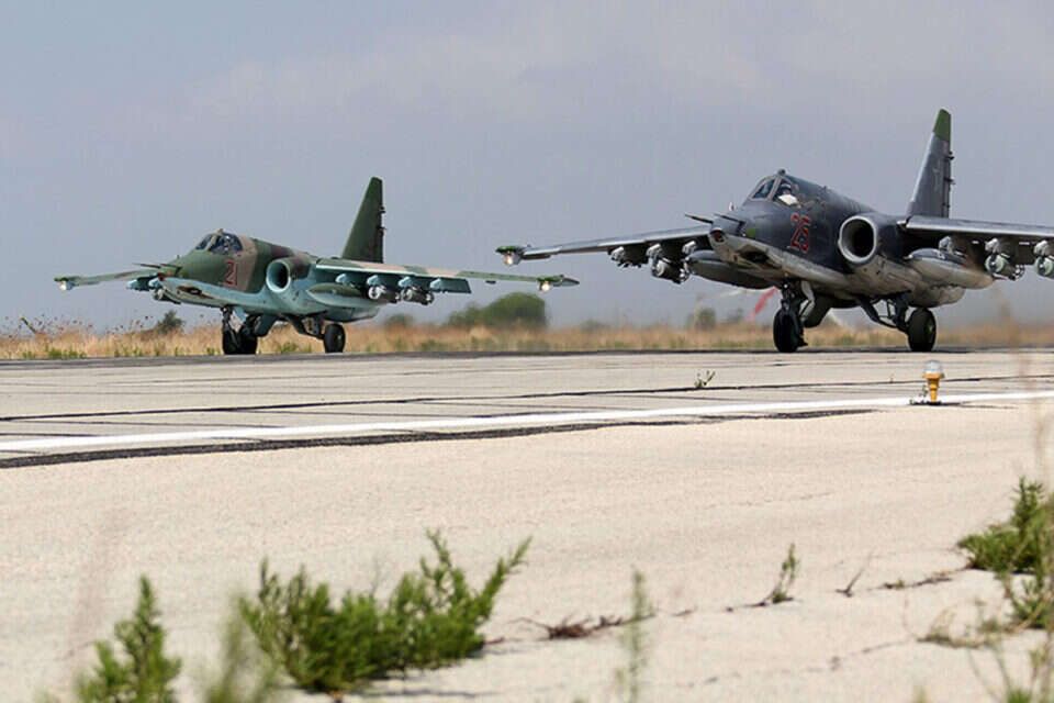 מטוסי קרב רוסיים בבסיס חמימים בצפון סוריה // צילום: אי.פי.איי // מטוסי קרב רוסיים בבסיס חמימים בצפון סוריה // צילום: אי.פי.איי , 