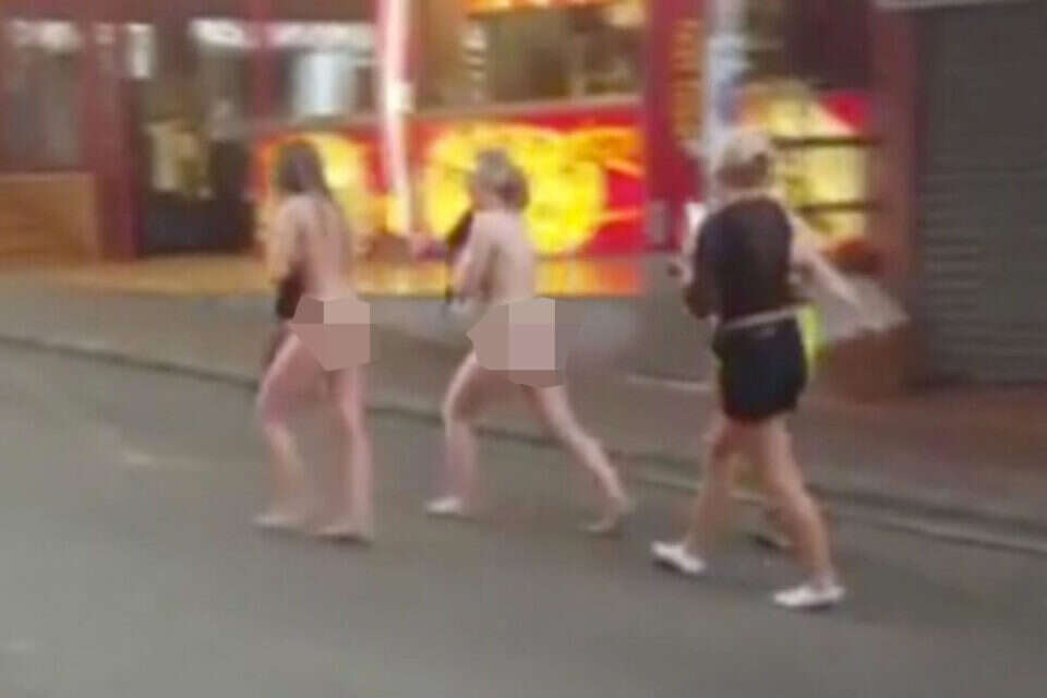 התיירות הבריטיות במהלך ריצת העירום // התיירות הבריטיות במהלך ריצת העירום , 