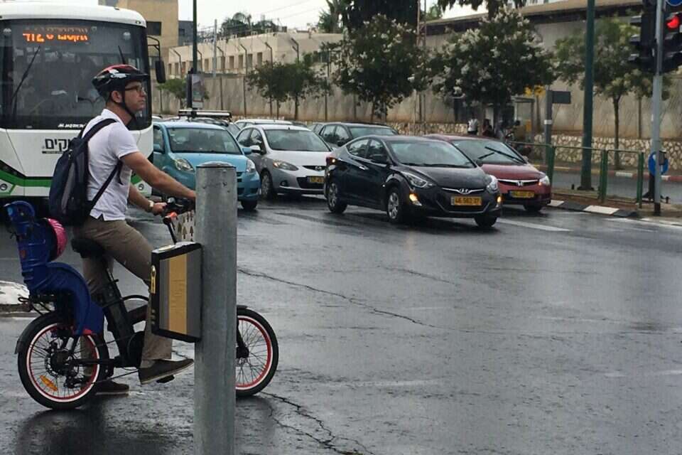 גשם קל בתחילת עונת הקיץ. גבעתיים, הבוקר // גשם קל בתחילת עונת הקיץ. גבעתיים, הבוקר ,