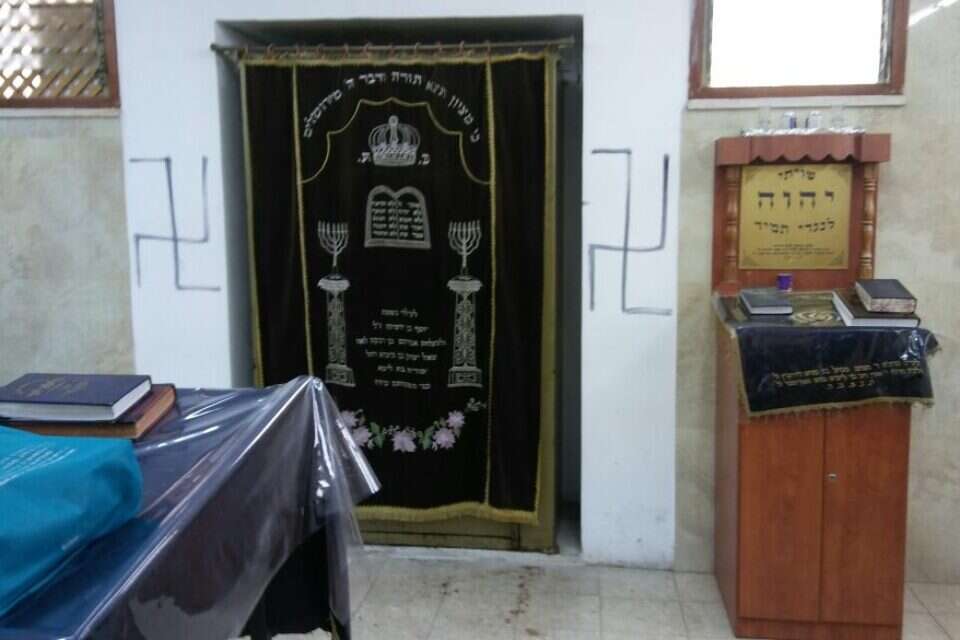צלבי הקרס שרוססו בבית הכנסת // צילום: דוברות המשטרה // צלבי הקרס שרוססו בבית הכנסת // צילום: דוברות המשטרה ,