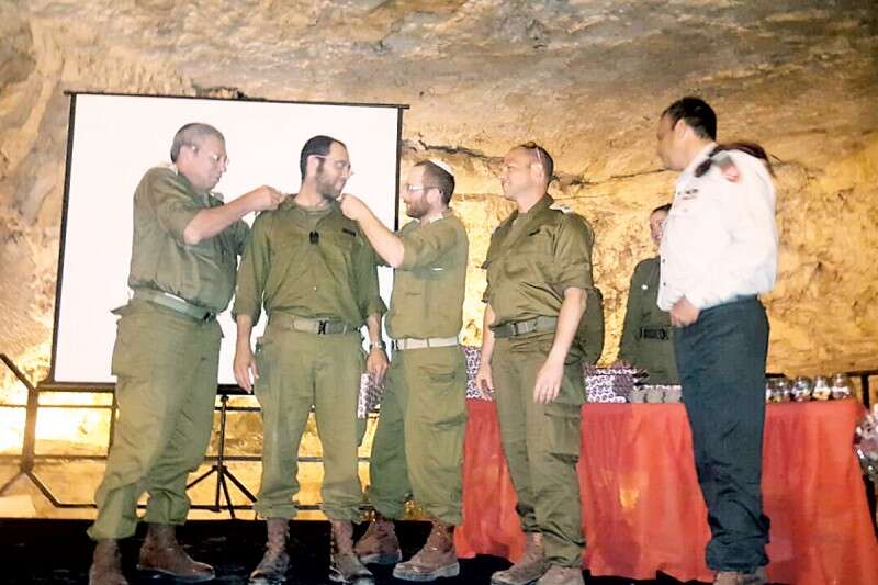 יואל רז מקבל את הדרגות מאביו