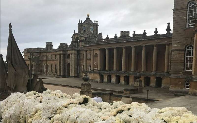 ארמון בלנהיים מקושט בפרחים לבנים לקראת האירוע // צילום: אינסטגרם