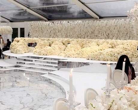 אוהל עם רצפה משיש וסידור פרחים ראוותני // צילום: אינסטגרם