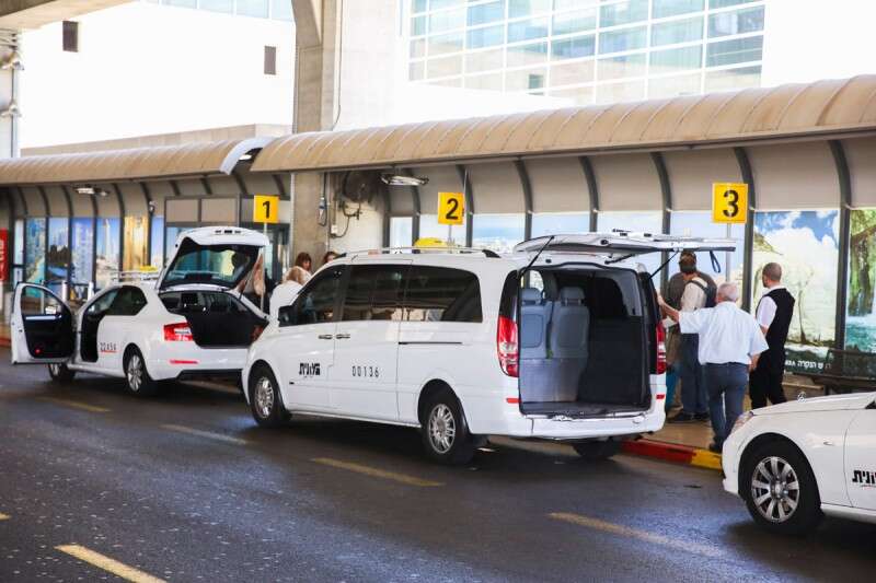 מוחים על ההוזלה במחיריפ, נהגי המוניות בנתב"ג // צילום: יהושע יוסף