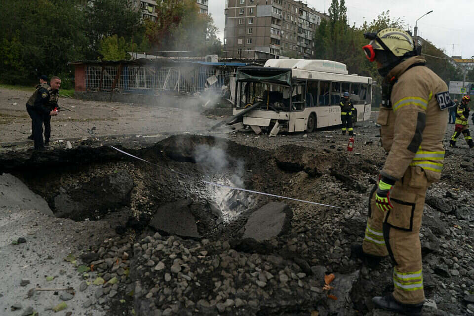 כבאים ליד מכתש שנוצר מפגיעת טיל בדניפרו, אתמול (שני) , אי.פי