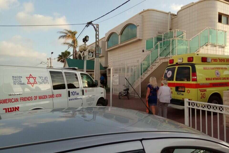 חוף גלי גיל בנהריה. שני מקרי טביעה תוך זמן קצר // צילום: מד"א // חוף גלי גיל בנהריה. שני מקרי טביעה תוך זמן קצר // צילום: מד"א , 