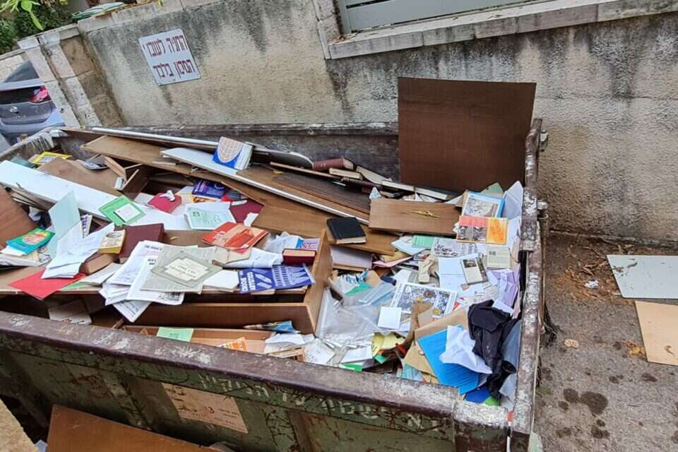 מכולת האשפה ובה מאות מספריו של פרופסור לנדאו , מכון ירושלים למחקרי מדיניות