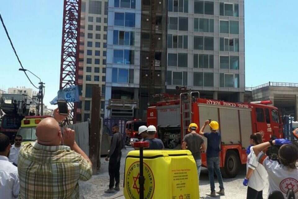 כבישים חסומים כתוצאה מהשריפה בבניין // צילום: דוברות מד"א // כבישים חסומים כתוצאה מהשריפה בבניין // צילום: דוברות מד"א , 