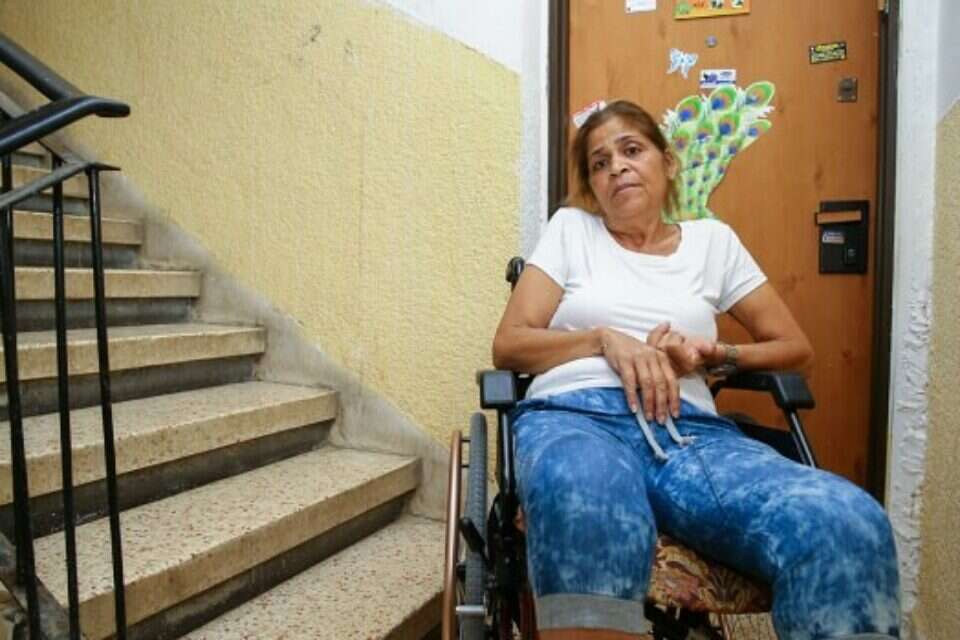 איריס משה בכניסה לביתה // צילום: לירון מולדובן // איריס משה בכניסה לביתה // צילום: לירון מולדובן ,