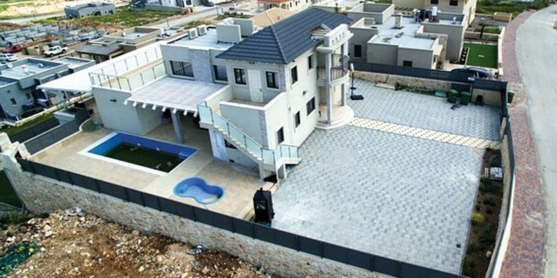 האחוזה של משפחת דרעי בספסופה // צילום: ג'יני , 