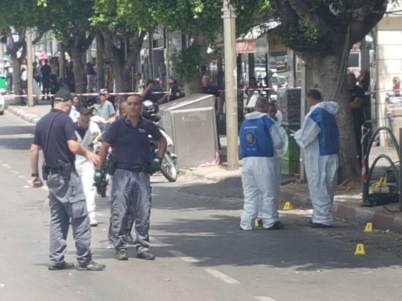שוטרים בזירת הפיגוע בנתניה // צילום: שמואל בוכריס