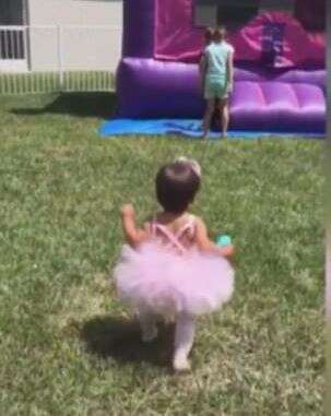 הפעוטה שחוגגת יום הולדת, דקות לפני קרסת המתנפח // צילום: יוטיוב