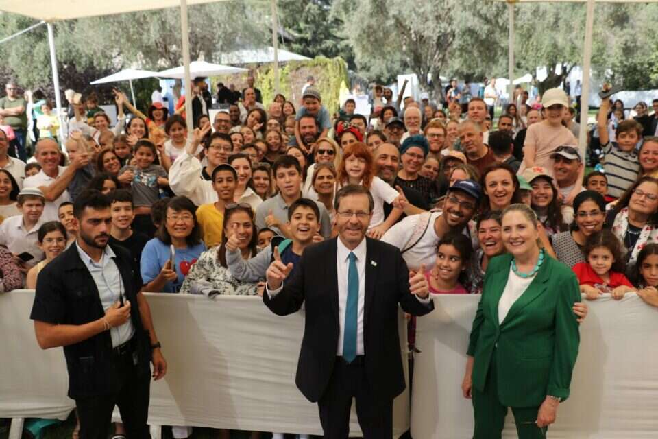 מיכל ויצחק הרצוג עם אורחי הסוכה הנשיאותית , יגאל סלבין