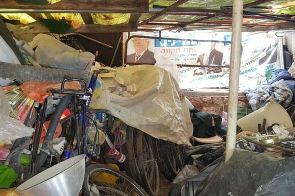 הזוהמה בדירה בה אותר הנער בחדרה // צילום: יצחק ברבי // הזוהמה בדירה בה אותר הנער בחדרה // צילום: יצחק ברבי ,