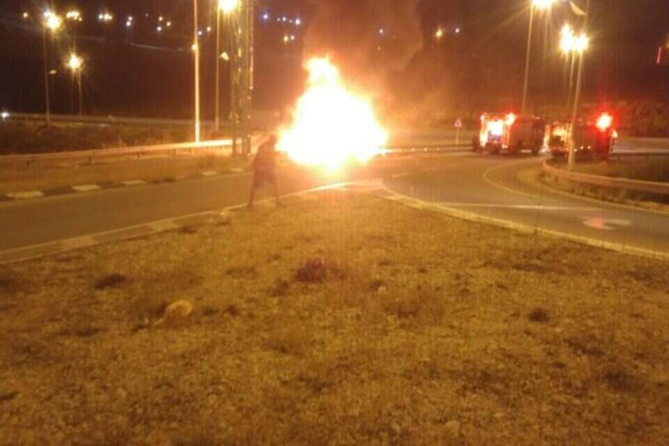 המשאית עולה באש // צילום: רפי אביטל/TPS // המשאית עולה באש // צילום: רפי אביטל/TPS , 
