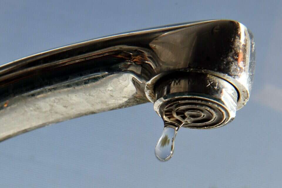 על התושבים נאסר להשתמש במי ברז אלא להדחת אסלות בלבד. אילוסטרציה ,