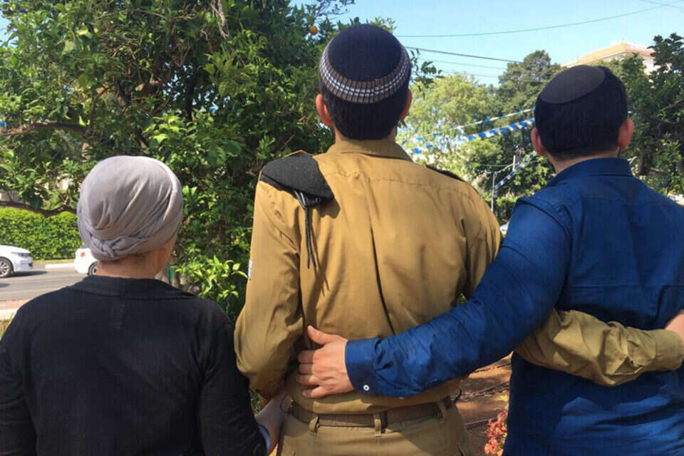 רב"ט י' עם קרובי משפחה // צילום: דובר צה"ל // רב"ט י' עם קרובי משפחה // צילום: דובר צה"ל ,
