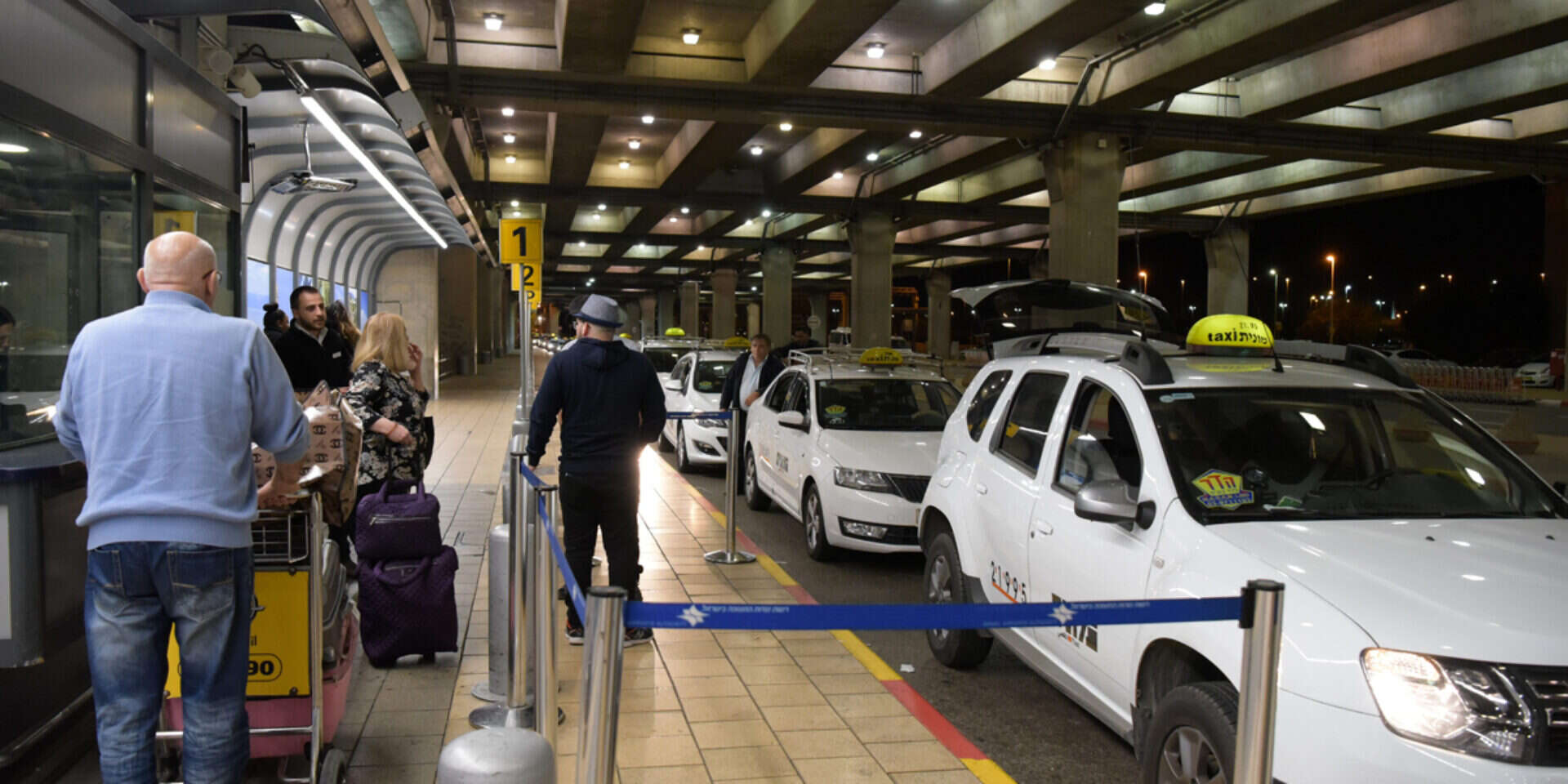 נוסעים ממתינים למוניות בנתב"ג , יוסי זליגר