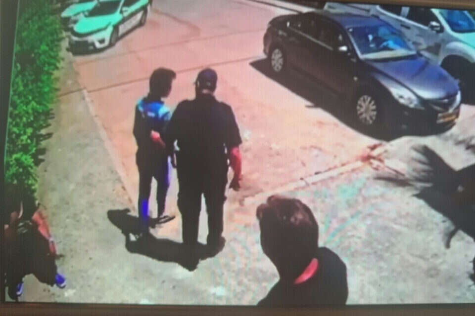 הנער ברגעים הראשונים לאחר היציאה מהדירה , 