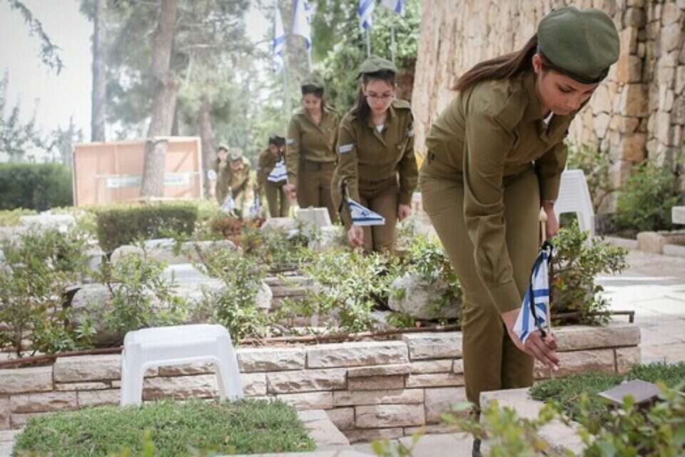 חיילות מציבות דיגלונים על קברי הנופלים  //  צילום: אורן בן חקון // חיילות מציבות דיגלונים על קברי הנופלים  //  צילום: אורן בן חקון , 
