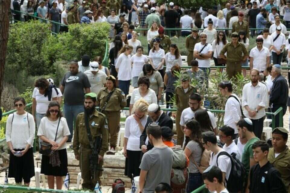 צפירה לזכר הנופלים בהר הרצל // צילום: נעם ריבקין פנטון // צפירה לזכר הנופלים בהר הרצל // צילום: נעם ריבקין פנטון ,