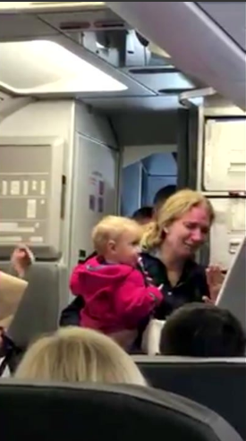 הנוסעת מיררה בבכי // צילום מסך