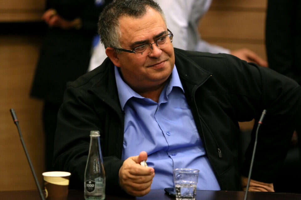 ביטן. לחיצת יד קרה , דודי ועקנין