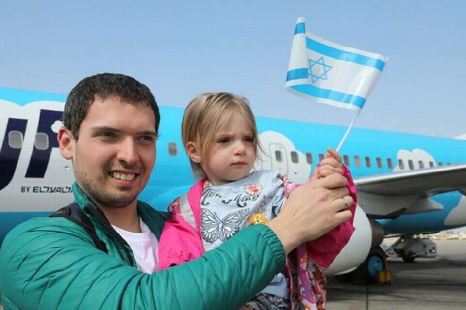 אחד העולים פוגש את סופה לנדבר // פז בר ,