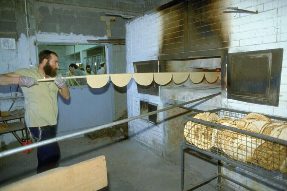 כפר חב"ד, אפריל 1987: אופים במרץ מצות שמורות לקראת ליל הסדר // צילום: נתי הרניק/לע"מ // ,