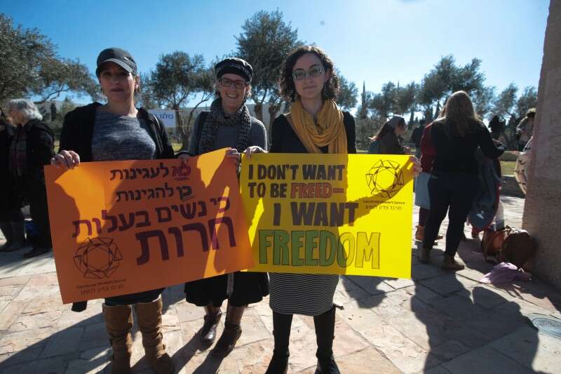 נשים מפגינות למען העגונה מצפת // צילום: אורן בן חקון