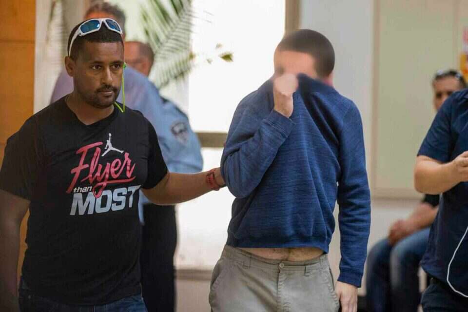 מעצרו של הצעיר. פרקליטתו: הוא סובל מגידול במוח שהשפיע עליו // צילום: אי.אף.פי // מעצרו של הצעיר. פרקליטתו: הוא סובל מגידול במוח שהשפיע עליו // צילום: אי.אף.פי ,