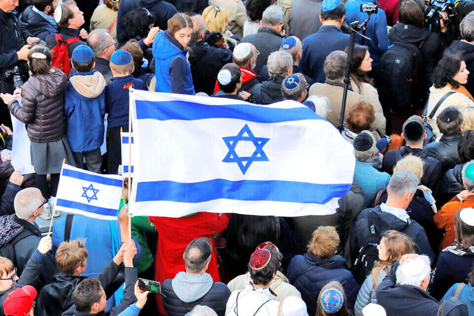 קיומה של ישראל מעורר שאלות הנוגעות לעולם כולו. מחאת יהודים בברלין נגד אנטישמיות