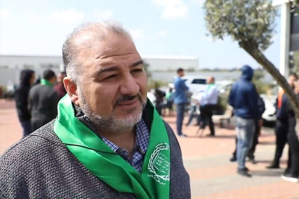 מנסור עבאס עם צעיף של עמותת "סיוע 48"