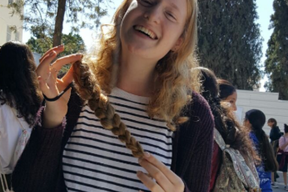 רננה שמרלינג עם הצמה שתרמה לטובת חויל סרטן // צילום: שלומית עוז // ,