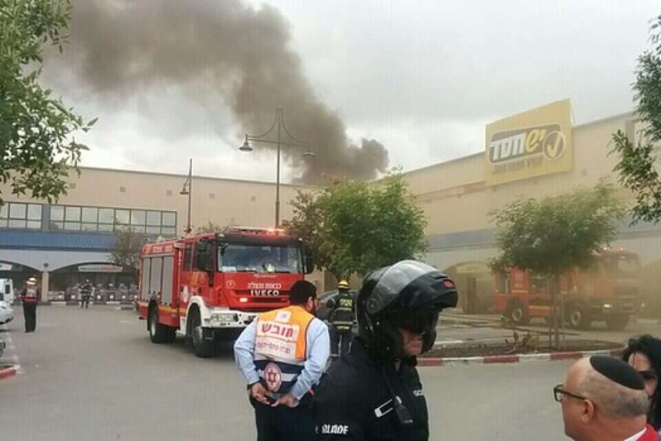 כוחות הכיבוי במרכז המסחרי // צילום: דוברות מד"א ,