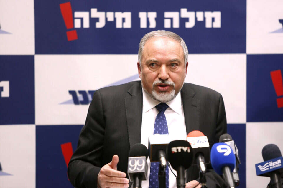 שר הביטחון ליברמן. "להפיק לקחים"  //  צילום: דודי ועקנין // שר הביטחון ליברמן. "להפיק לקחים"  //  צילום: דודי ועקנין , 
