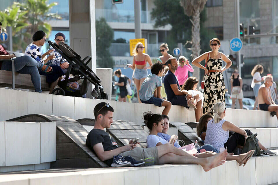 יש צעירים שמתנדנדים בין בל"ד לסמוטריץ'. החוף בתל אביב , גדעון מרקוביץ'